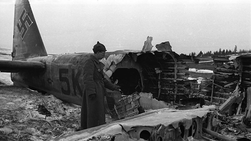 Người lính Hồng quân chế tạo tên lửa phòng không diệt máy bay địch trong Thế chiến 2